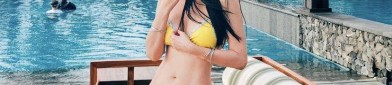温碧霞比基尼沙滩秀身材富豪老公为她拍照结婚25年依旧恩爱如初2025年5月24日